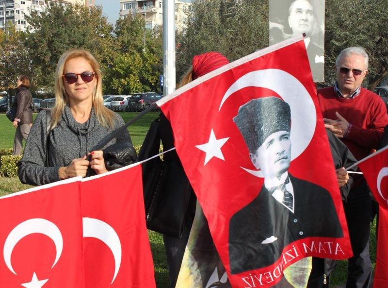 Kadıköy'de Ata'ya saygı zinciri