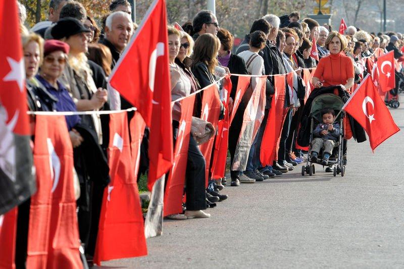 Kadıköy'de Ata'ya saygı zinciri