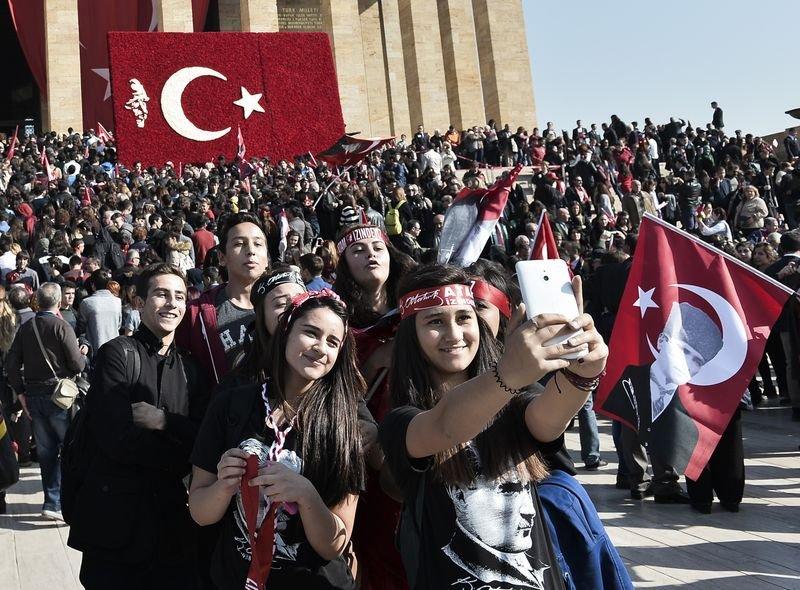 On binler Anıtkabir'e akın etti
