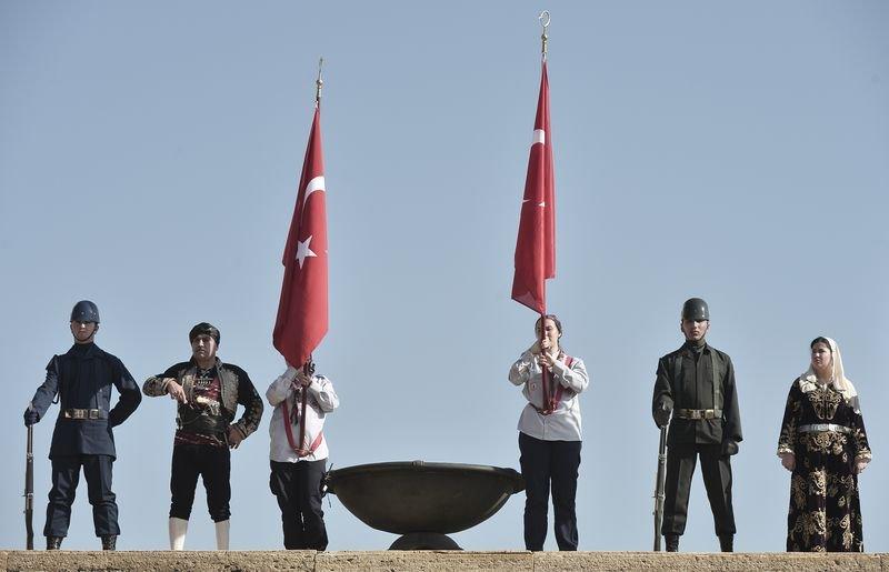 On binler Anıtkabir'e akın etti