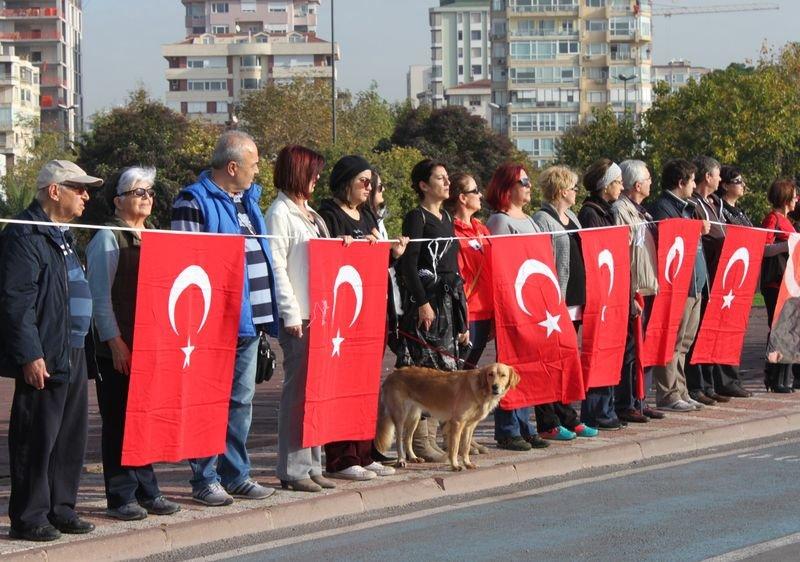 Kadıköy'de Ata'ya saygı zinciri