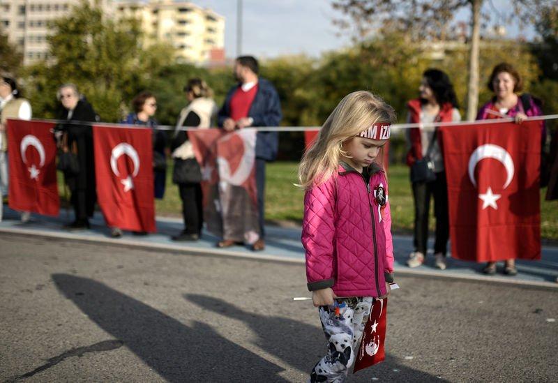 Kadıköy'de Ata'ya saygı zinciri