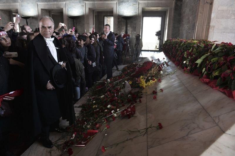 On binler Anıtkabir'e akın etti