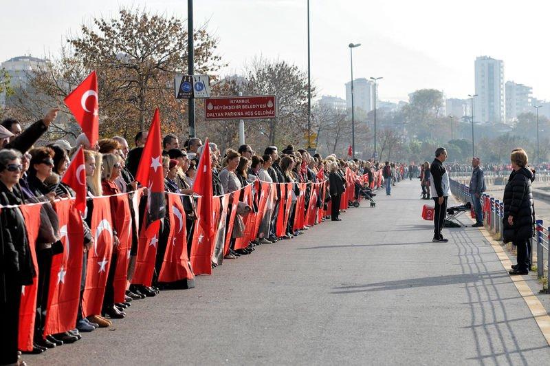 Kadıköy'de Ata'ya saygı zinciri