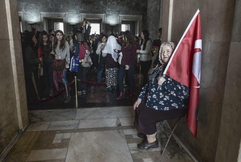 On binler Anıtkabir'e akın etti