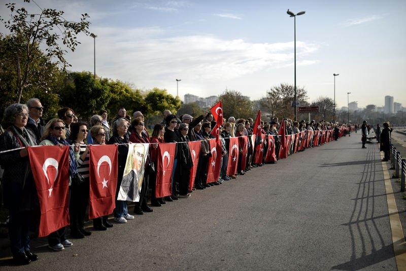 Kadıköy'de Ata'ya saygı zinciri