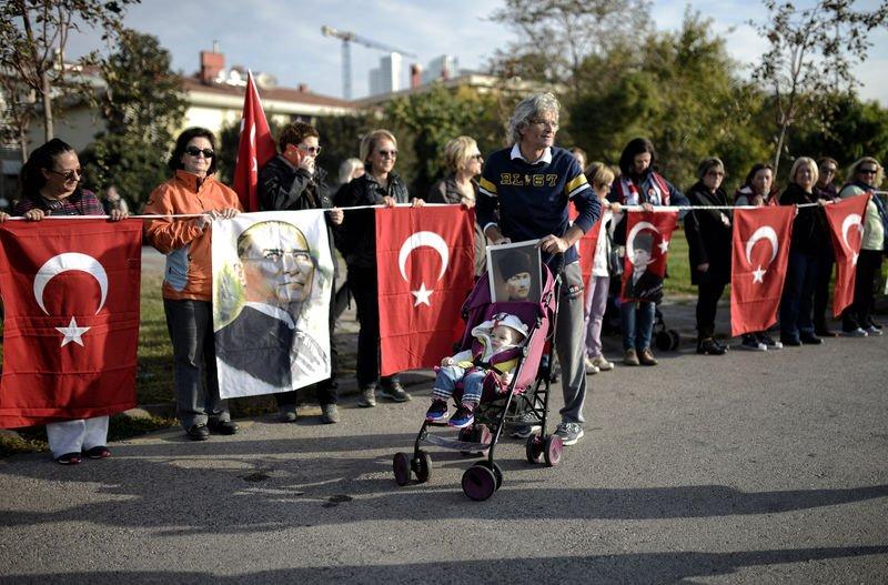 Kadıköy'de Ata'ya saygı zinciri