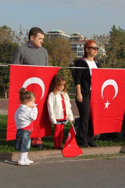 Kadıköy'de Ata'ya saygı zinciri