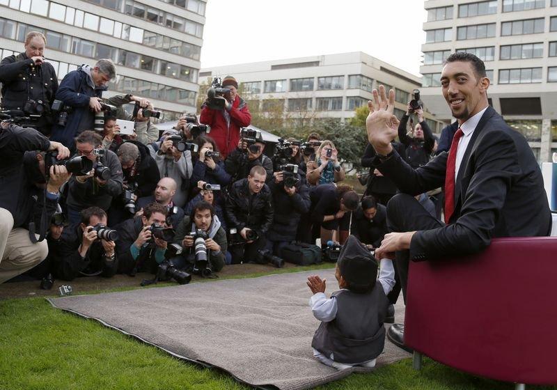 Dünyanın en uzun ve en kısa adamları bir araya geldi