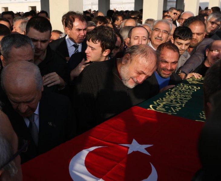 Oktay Vural eşini son yolculuğuna uğurladı - Resim 4