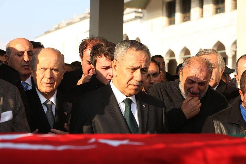 Oktay Vural eşini son yolculuğuna uğurladı - Resim 12