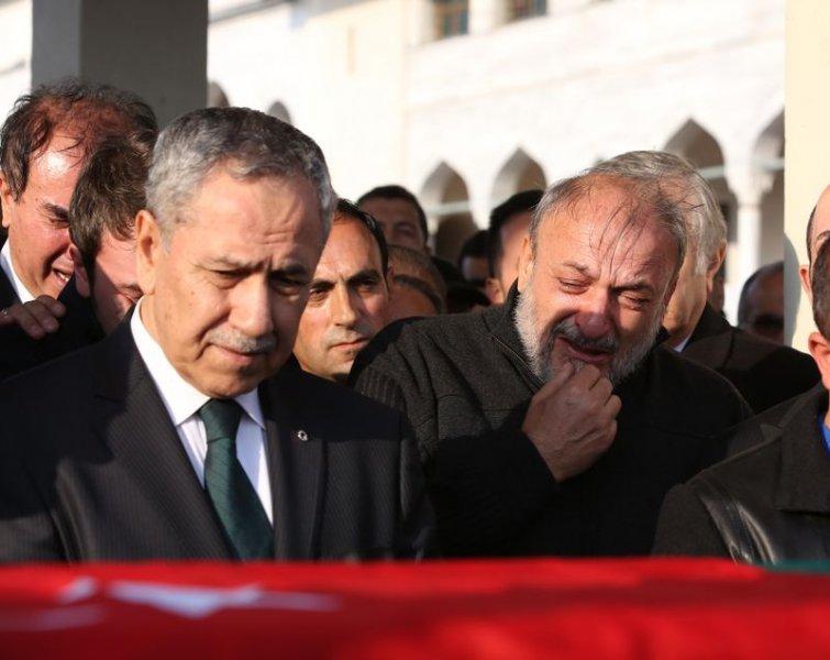 Oktay Vural eşini son yolculuğuna uğurladı - Resim 3