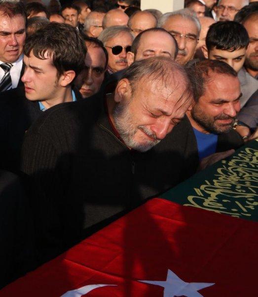 Oktay Vural eşini son yolculuğuna uğurladı - Resim 11