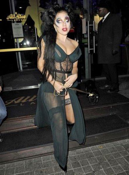 Lady Gaga yine şeffaf 