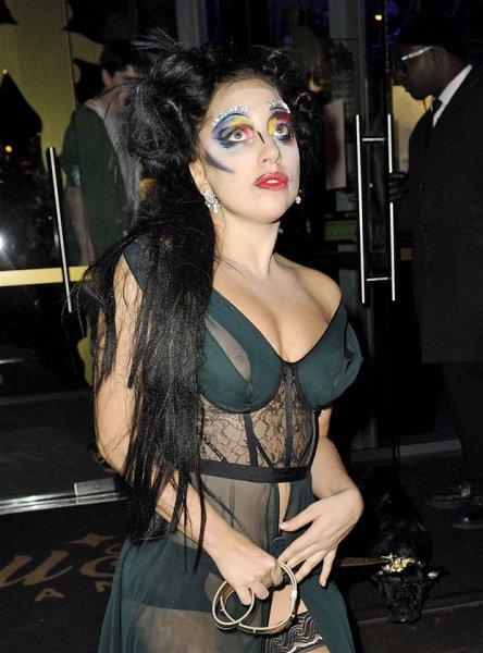 Lady Gaga yine şeffaf 