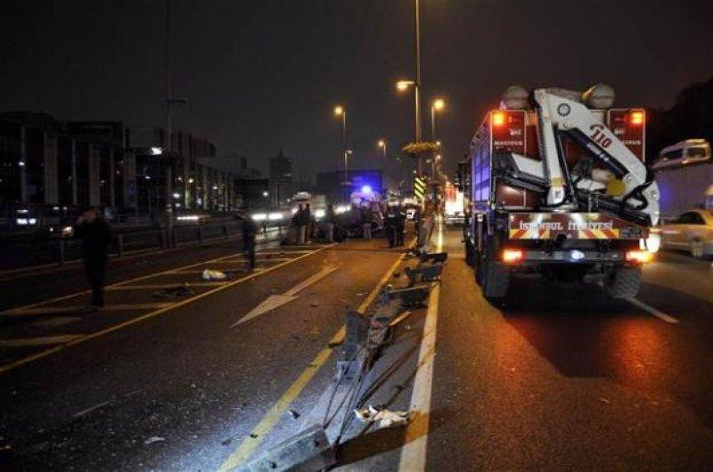 D-100'de çarpışan araçlar metrobüs yoluna girdi - Resim 8