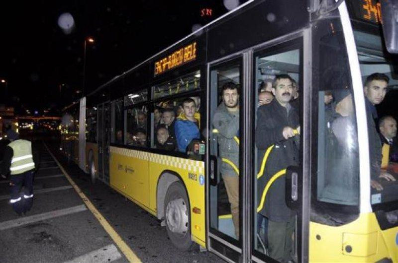 D-100'de çarpışan araçlar metrobüs yoluna girdi - Resim 5