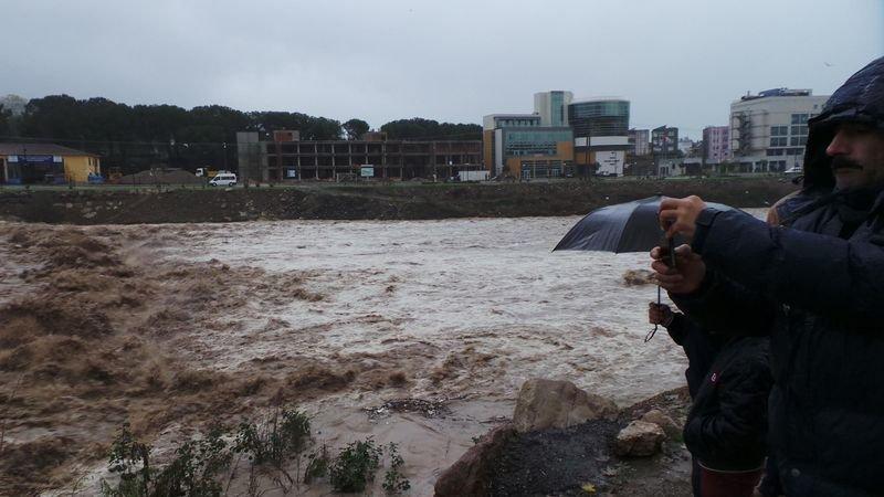 Ordu'da sel hayatı felç etti