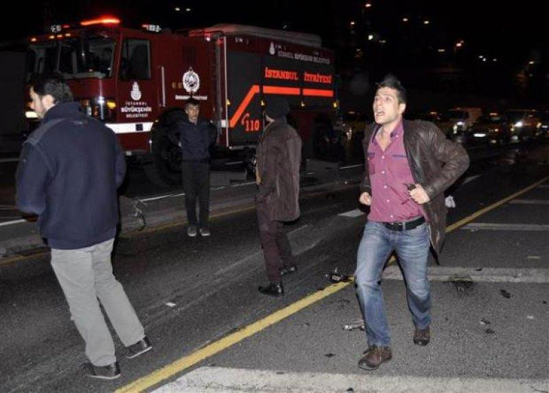 D-100'de çarpışan araçlar metrobüs yoluna girdi - Resim 4