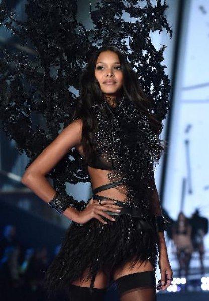 Victoria’s Secret melekleri nefesleri kesti