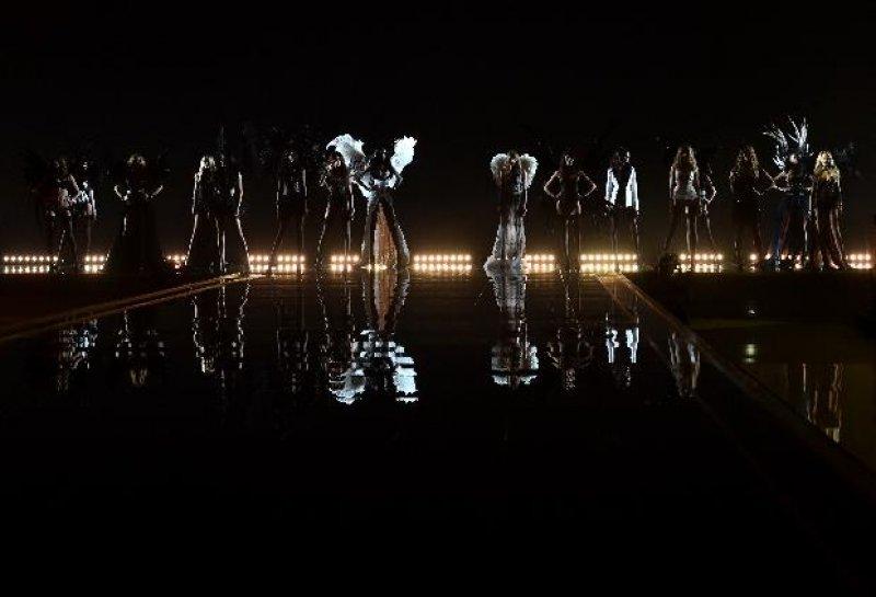 Victoria’s Secret melekleri nefesleri kesti