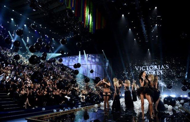 Victoria’s Secret melekleri nefesleri kesti