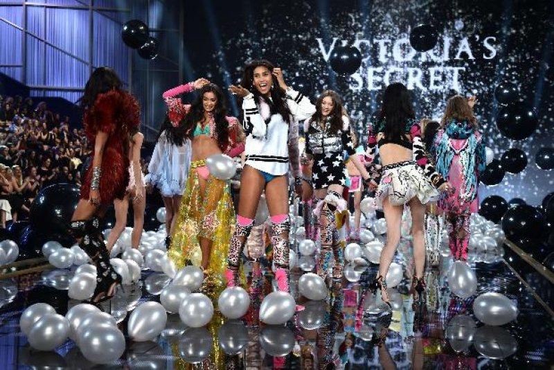 Victoria’s Secret melekleri nefesleri kesti