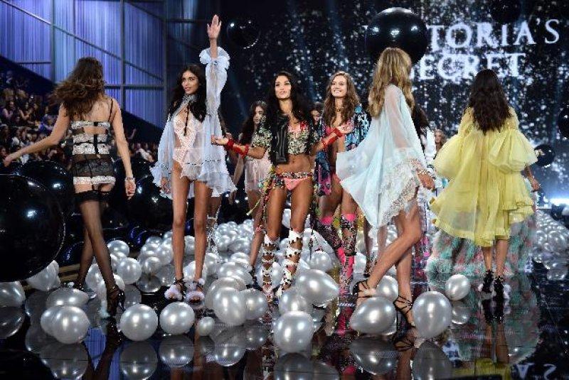 Victoria’s Secret melekleri nefesleri kesti
