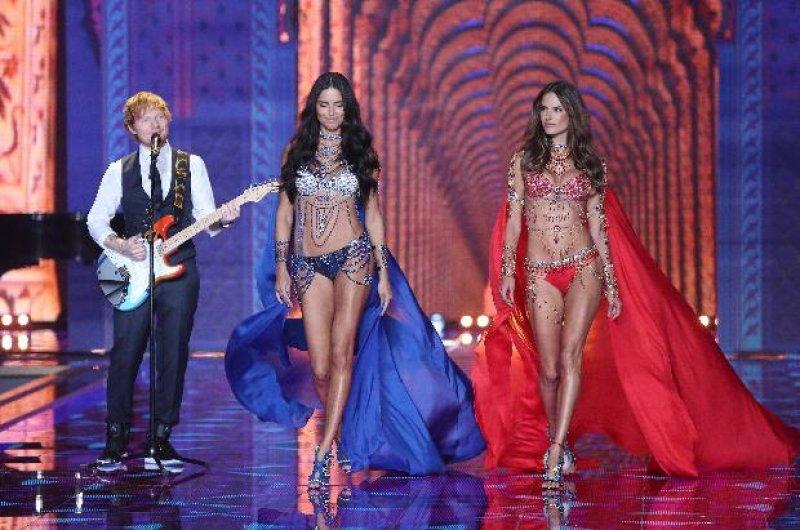 Victoria’s Secret melekleri nefesleri kesti