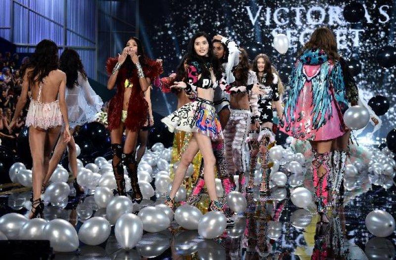 Victoria’s Secret melekleri nefesleri kesti