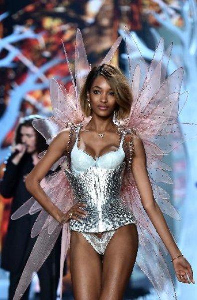 Victoria’s Secret melekleri nefesleri kesti