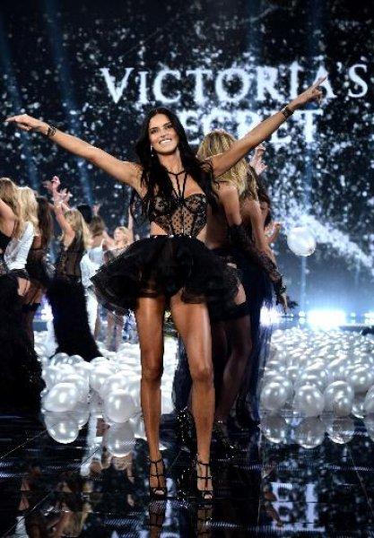 Victoria’s Secret melekleri nefesleri kesti