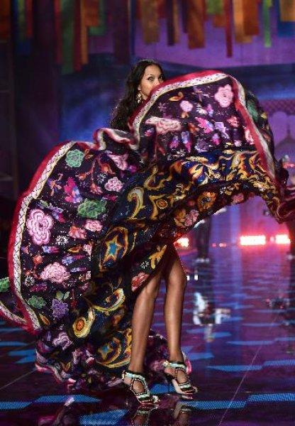 Victoria’s Secret melekleri nefesleri kesti