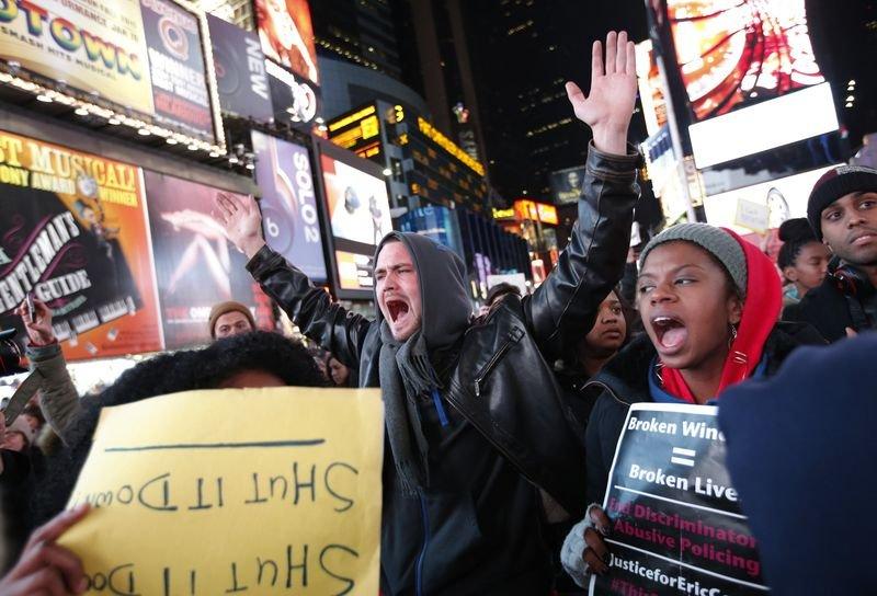 Polise takipsizlik kararı ABD'lileri sokağa döktü