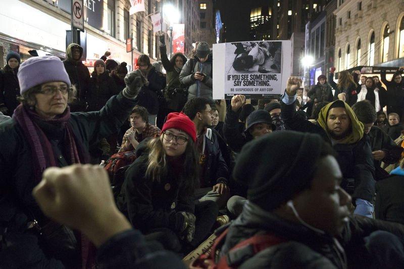 Polise takipsizlik kararı ABD'lileri sokağa döktü