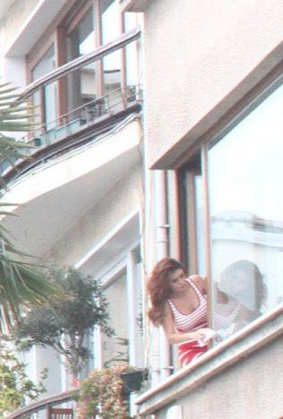Ebru Polat 5 milyon dolarlık evinin camlarını özenle sildi - Resim 5