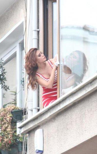 Ebru Polat 5 milyon dolarlık evinin camlarını özenle sildi - Resim 6