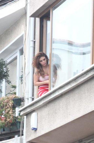Ebru Polat 5 milyon dolarlık evinin camlarını özenle sildi - Resim 2