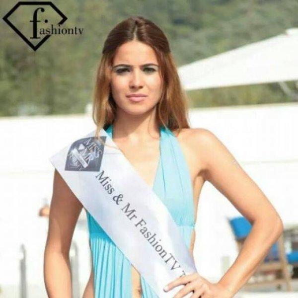 Gizem Güler güzelliği ile dikkat çekiyor 