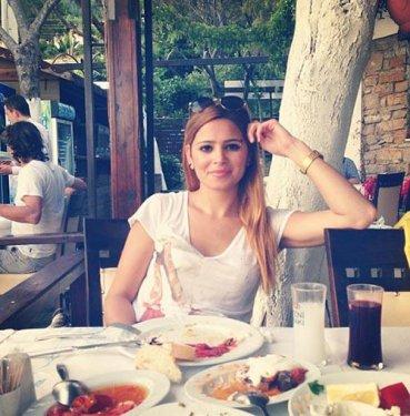 Gizem Güler güzelliği ile dikkat çekiyor 