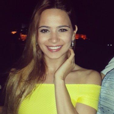 Gizem Güler güzelliği ile dikkat çekiyor 