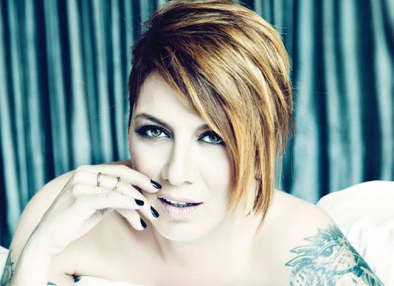 Sibel Tüzün'den cesur pozlar 