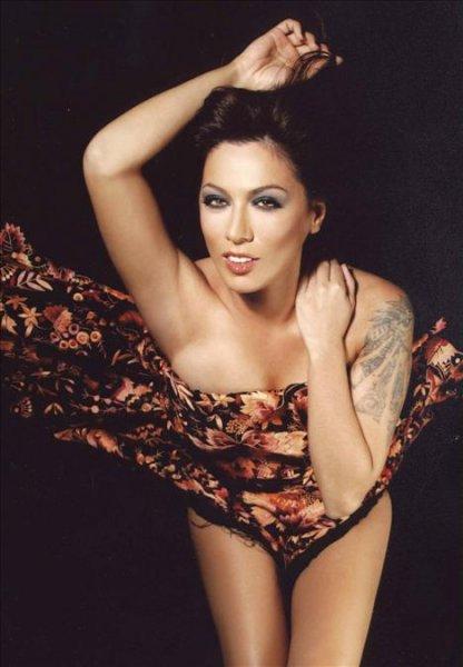 Sibel Tüzün'den cesur pozlar 