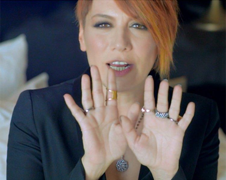 Sibel Tüzün'den cesur pozlar 