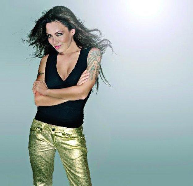 Sibel Tüzün'den cesur pozlar 