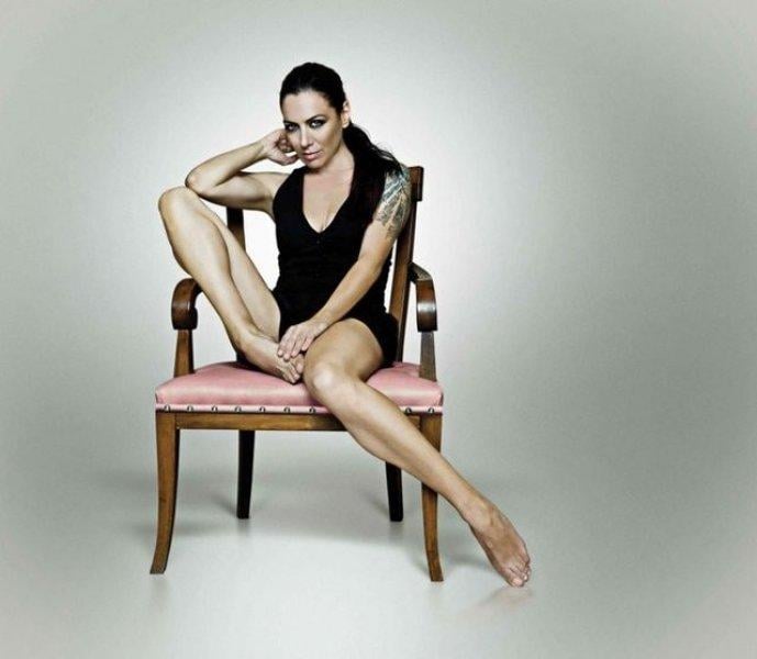 Sibel Tüzün'den cesur pozlar 