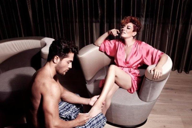 Sibel Tüzün'den cesur pozlar 