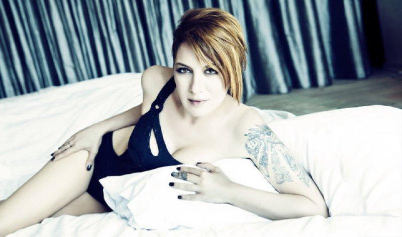 Sibel Tüzün'den cesur pozlar 