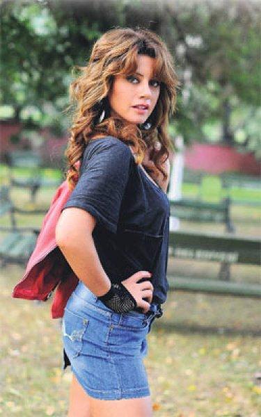 Gökçe Bahadır'dan cesur kıyafet 