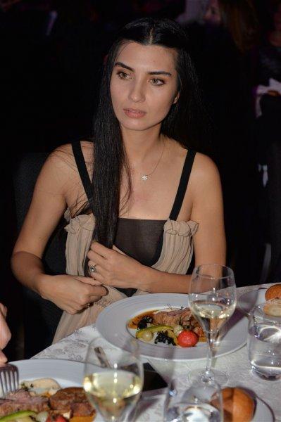 Tuba Büyüküstün ile eşi Onur Saylak'ın romantik dansı